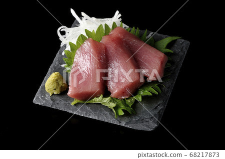 板岩的頂部是蘿蔔球莖，大葉，芥末和中取生魚片（黑色背景）。 68217873