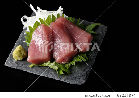 板岩的頂部是蘿蔔球莖，大葉，芥末和中取生魚片（黑色背景）。 68217874