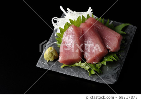 板岩的頂部是蘿蔔球莖，大葉，芥末和中取生魚片（黑色背景）。 68217875