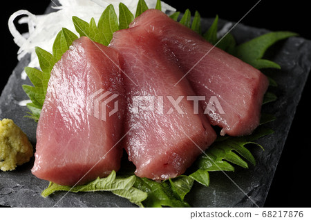 板岩的頂部是蘿蔔球莖，大葉，芥末和中取生魚片（黑色背景）。 68217876