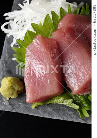 在板岩板的頂部是白蘿蔔，龍蝦，芥末和Nakatoro的生魚片（黑色背景，鳥瞰圖）。 68217899