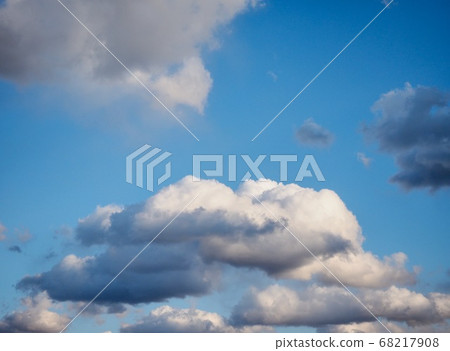 Blue sky and white clouds 68217908