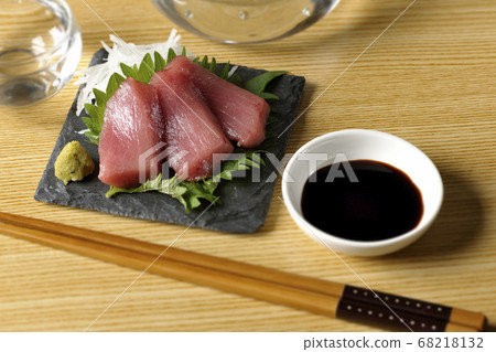 Nakatoro的清酒刺身被用作小吃,您可以在透明的煙嘴中品嚐清酒。 Nakatoro的清酒刺身被用作小吃,您可以在透明的煙嘴中品嚐清酒。 68218132