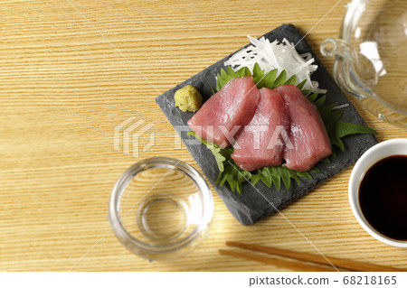 Sake sashimi of Nakatoro as a snack and have sake in a transparent Inoguchi (overview) 68218165