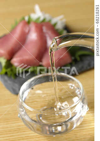 Sake sashimi from Nakatoro is used as a snack, and you can have sake in a transparent mouthpiece. 68218261