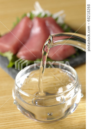 Nakatoro的清酒刺身被用作小吃,您可以在透明的煙嘴中品嚐清酒。 Nakatoro的清酒刺身被用作小吃,您可以在透明的煙嘴中品嚐清酒。 68218268
