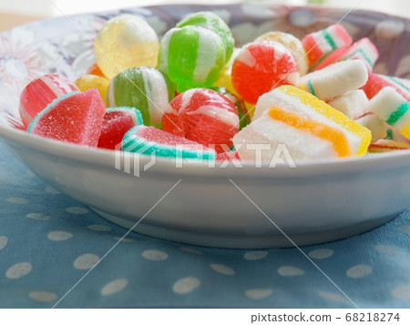 Red, yellow, green circular candy and fruit jelly 68218274