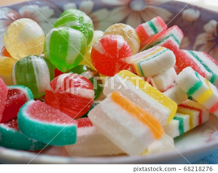 紅色，黃色，綠色圓形糖果和果凍 68218276