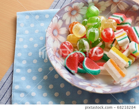Red, yellow, green circular candy and fruit jelly 68218284