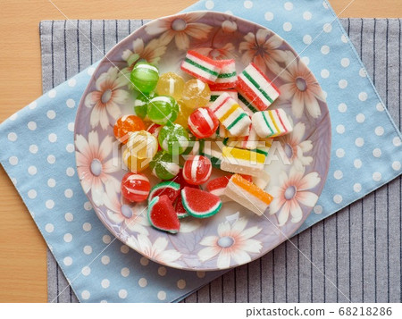 Red, yellow, green circular candy and fruit jelly 68218286