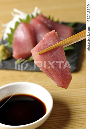 Eat the Nakatoro sashimi on the slate plate. 68218399