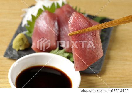 Eat the Nakatoro sashimi on the slate plate. 68218401