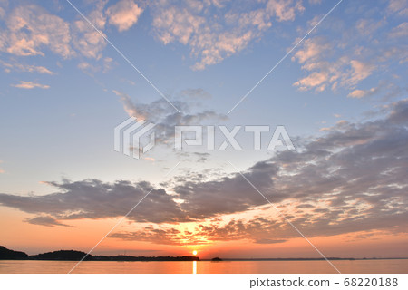 Okuhamana Lake Autumn Sunrise 68220188