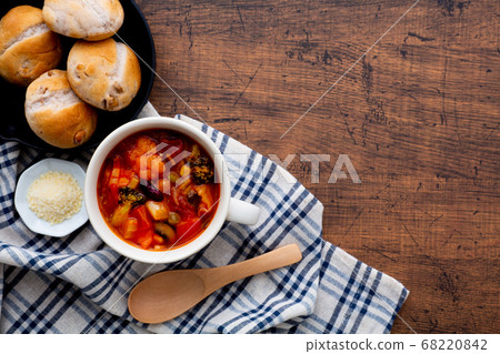 杯子湯和核桃麵包的表圖像 68220842