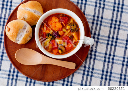 Minestrone soup and walnut bread tablecloth 68220851