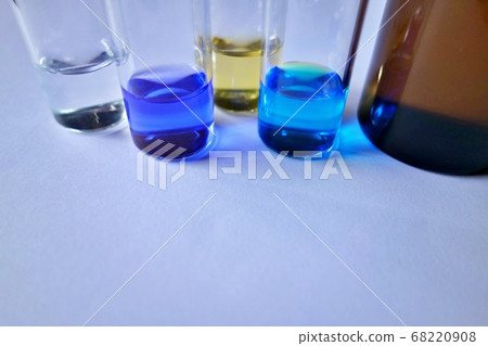 琥珀色的玻璃瓶和裝有4種顏色液體的試管 68220908