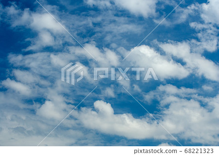 藍藍的天空中有很多雲 68221323