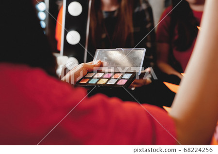 makeup. The process of applying makeup will begin. makeup. The process of applying makeup will begin. 68224256