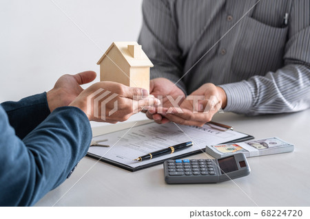Real estate agent are presenting home loan and Real estate agent are presenting home loan and 68224720