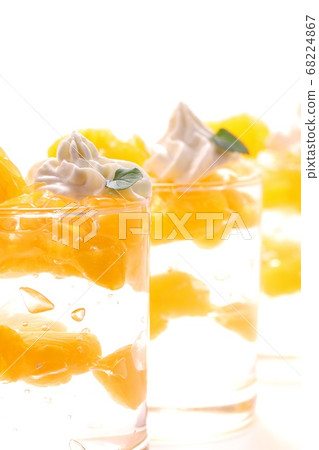 Iyokan甜點玻璃果凍在白色背景 68224867