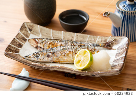 Salami grilled saury 68224928