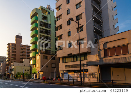 東京八王子市Koshu Kaido清晨 東京八王子市Koshu Kaido清晨 68225129
