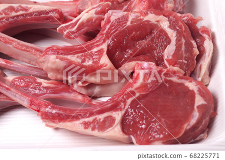 生羊肉和食物托盤 生羊肉和食物托盤 68225771