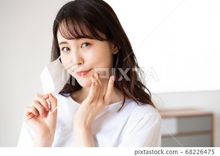 試圖早上戴上口罩的年輕女子 68226475