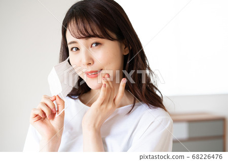 試圖早上戴上口罩的年輕女子 68226476