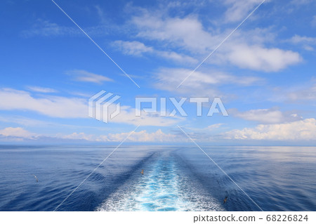 Go through the sea of japan in summer Go through the sea of japan in summer 68226824