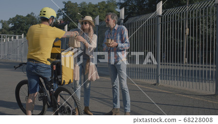 Bicycle messenger delivers food to couple 68228008