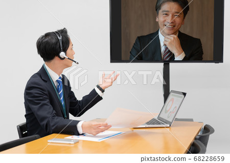 網絡會議商人與其他分支機構的部門經理進行交談 68228659