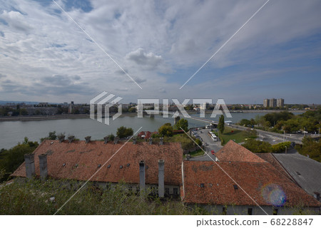 在天際線上,有藍天,白雲,燈籠和城堡城市建築日本公園的風景。 在天際線上,有藍天,白雲,燈籠和城堡城市建築日本公園的風景。 68228847