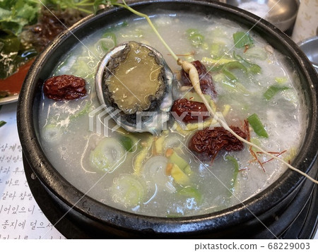 Abalone Samgyetang in a pot 68229003