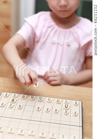 A girl playing shogi 68231152