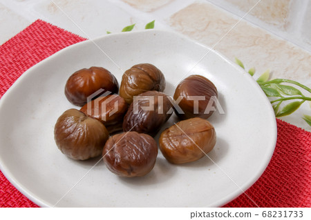 Chestnut, sweet chestnut, nut, fruit, brown, food, peeled chestnut, plate, white plate, Tianjin sweet chestnut 68231733