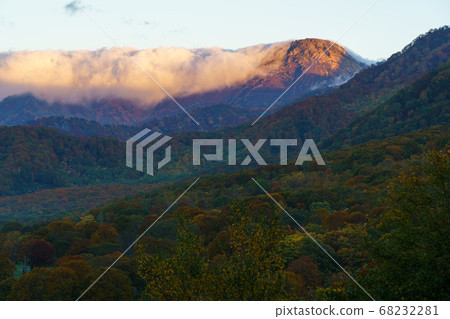 【妙高戶隱山岳國立公園】日出之秋的笹峰與燒山 【妙高戶隱山岳國立公園】日出之秋的笹峰與燒山 68232281