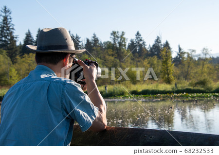 亞洲男子Banko戴著墨鏡與單鏡頭反光相機與長焦鏡頭合影 68232533