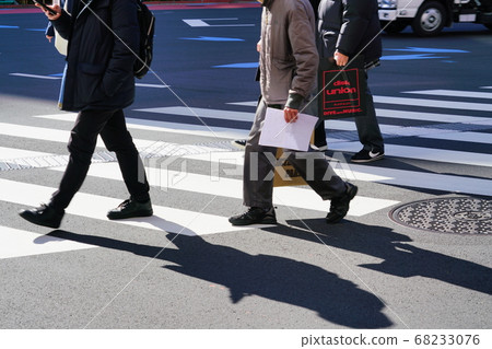 人們沿著人行橫道及其陰影行走 68233076