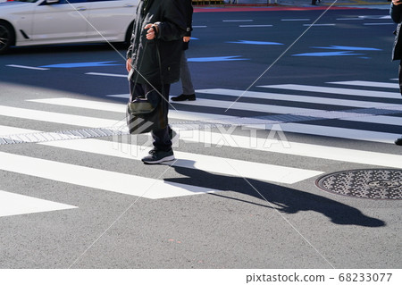 在人行橫道上行走的人的腳步聲和陰影 68233077