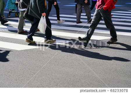 適合所有年齡段人群的人行橫道 68233078
