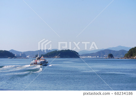 Ship and beach 68234186