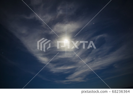 月亮,雲朵和星空 月亮,雲朵和星空 68236364