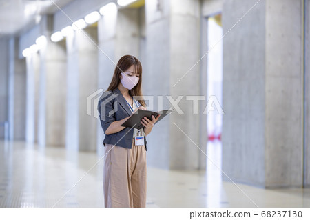 為質量檢查工作的女商人 為質量檢查工作的女商人 68237130