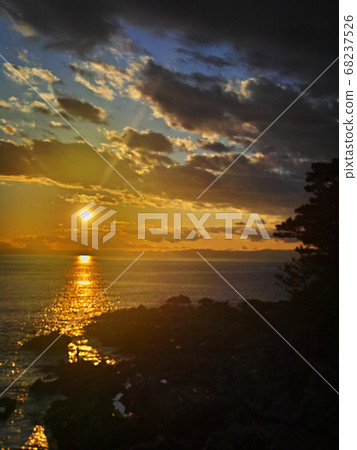 See the sun setting over Sagami Bay from Arasaki, Miura Peninsula 68237526