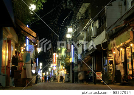 A stroll through the Koenji look shopping street, a shopping street with many unique shops 68237954
