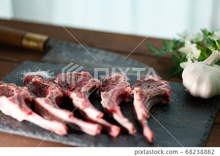 骨羊腰肉鹽和胡椒 骨羊腰肉鹽和胡椒 68238862