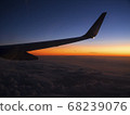 Return home while watching the sunset scenery from an airliner 68239076