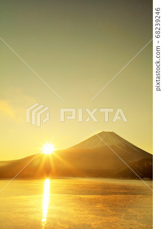 The rising sun: Mount Fuji and the sun at dawn 68239246