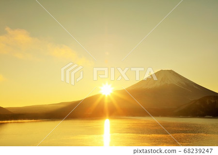 The rising sun: Mount Fuji and the sun at dawn 68239247